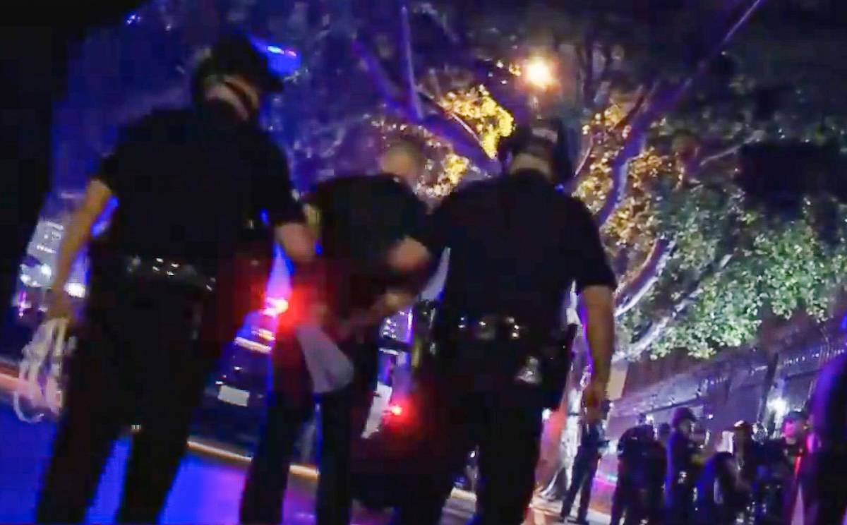 Deniz piyadeleri Los Angeles'a girmeye hazırlanırken göçmen protestoları ABD'ye yayılıyor