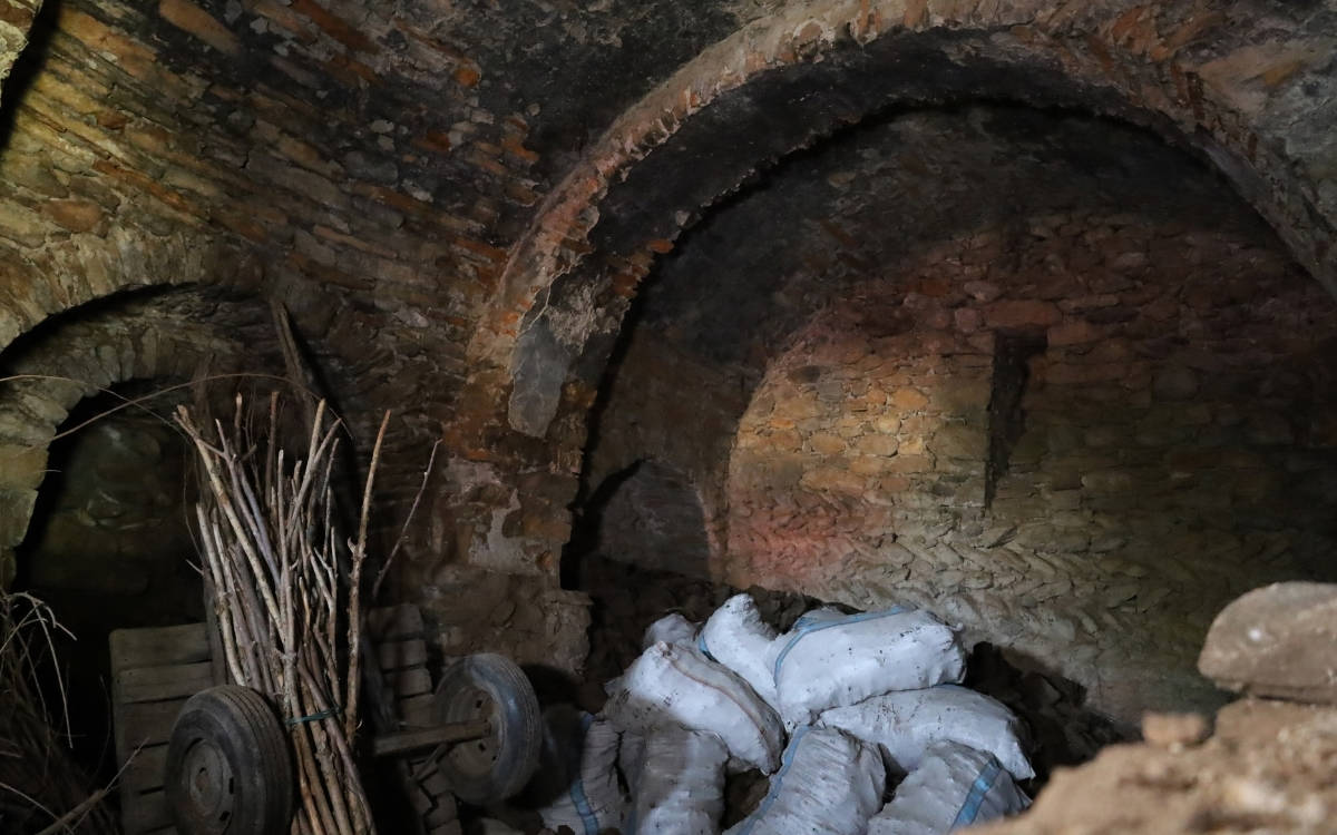 Muş'taki tarihi Kepenek Kilisesi depo olarak kullanılıyor