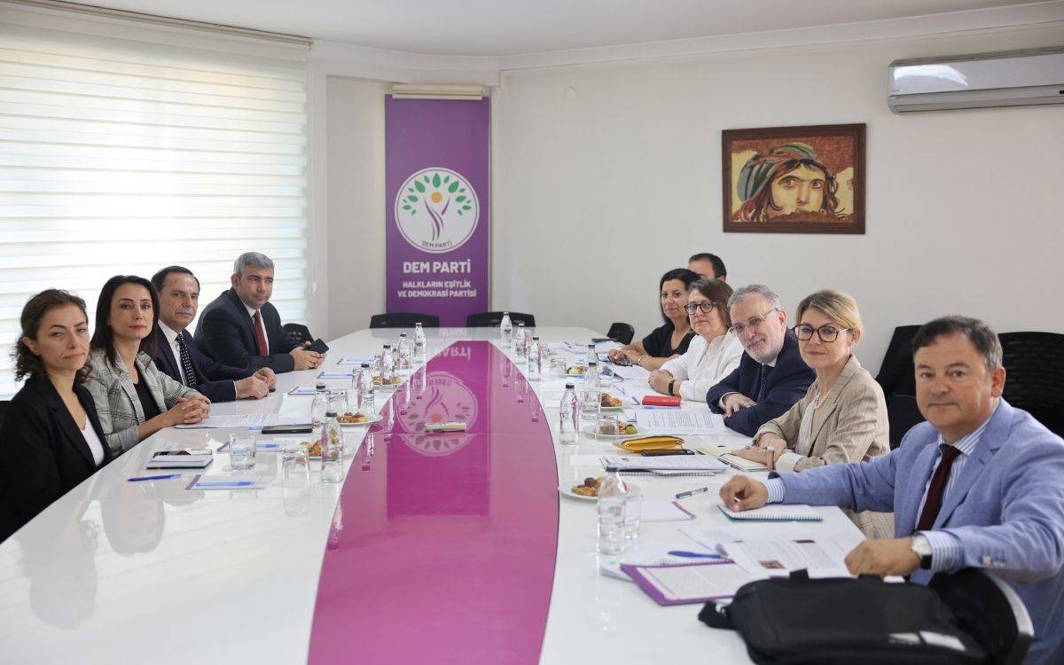 Avrupa Yerel Yönetimler Kongresi Heyeti DEM Parti’yi ziyaret etti