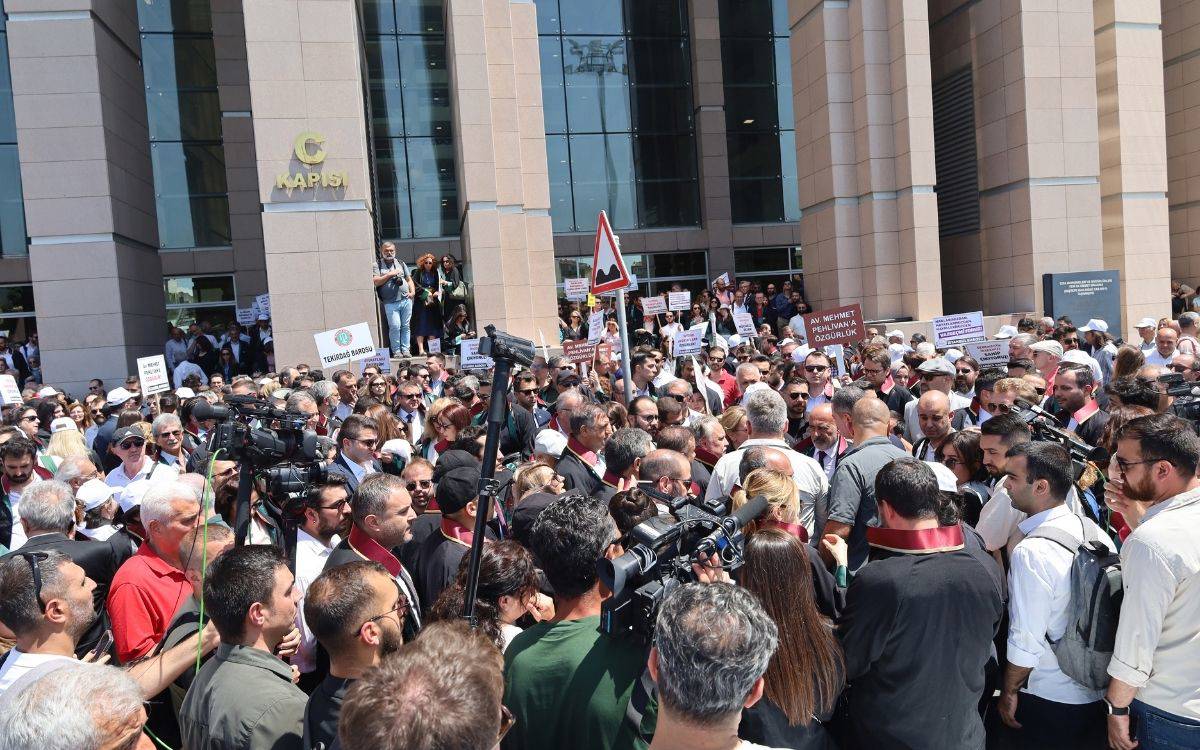 Polis adliye önünde avukatlara müdahale etti: Savunma teslim olmaz