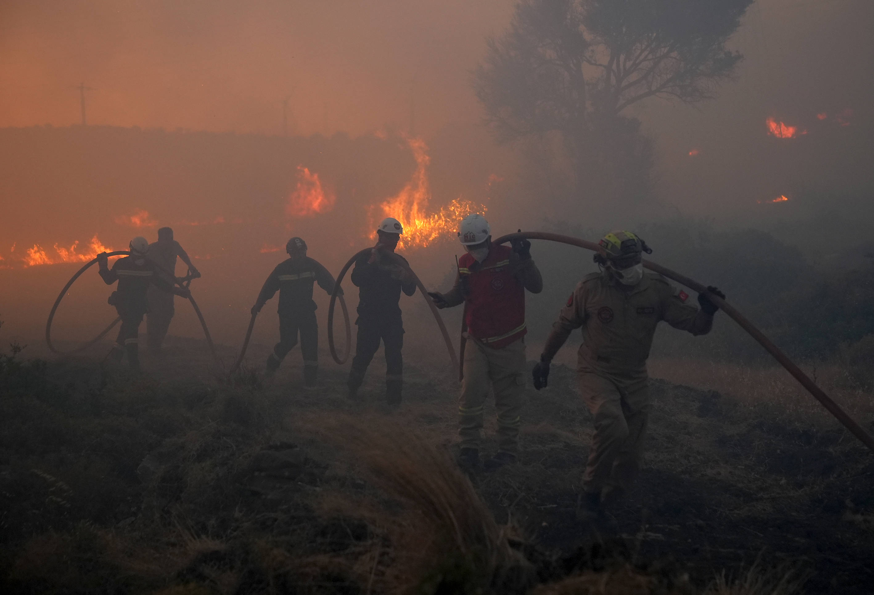 İzmir wildfires continue as thousands evacuated