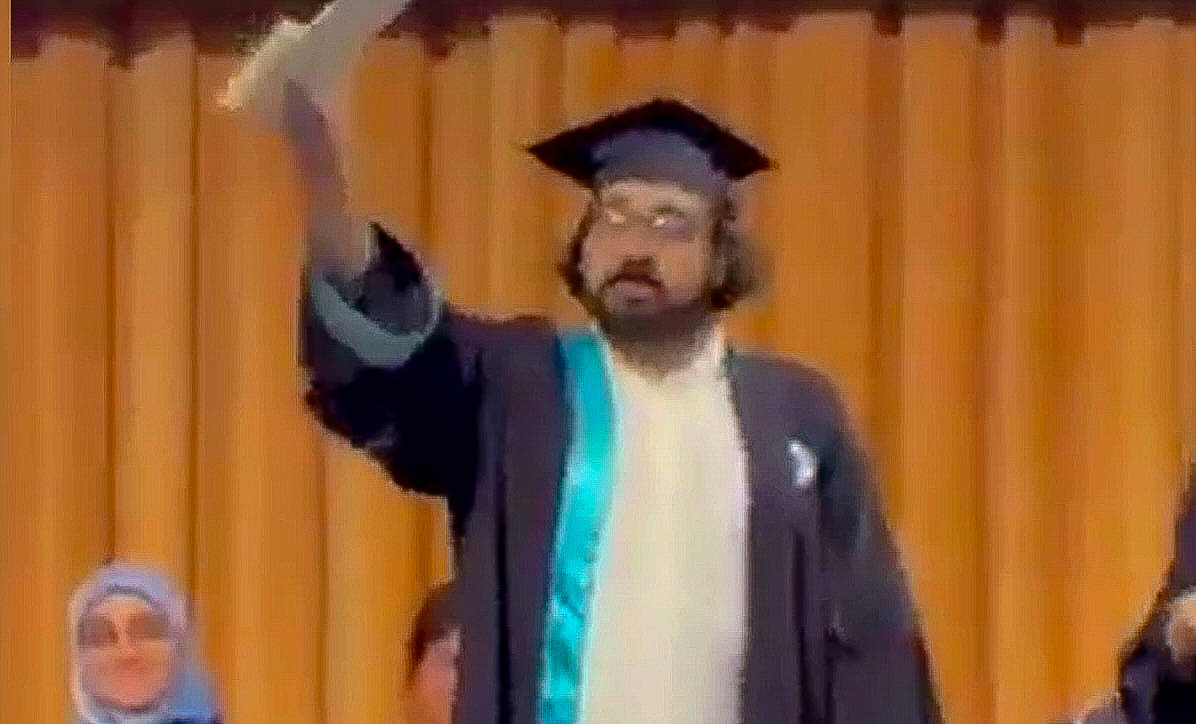 Boğaziçi'nden Yüksek Onur derecesiyle mezun oldu, diplomasını yırttı: "Seçilmiş rektörden alırım"