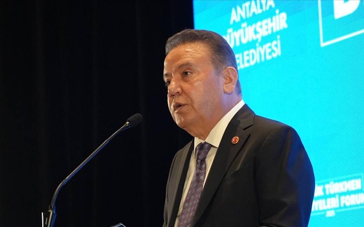 Tutuklanan Antalya BB Başkanı Böcek görevden uzaklaştırıldı