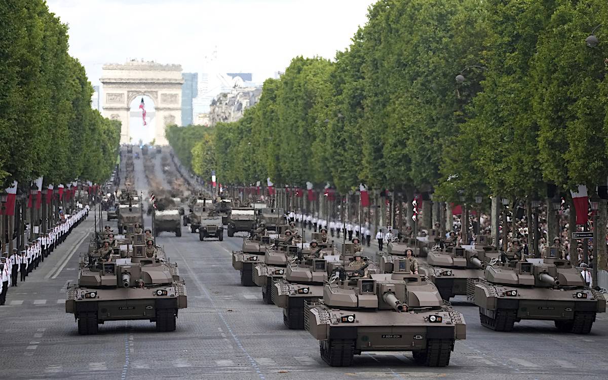 Devrimin 236. yıldönümünde Paris'in militarizm tarafından istilası