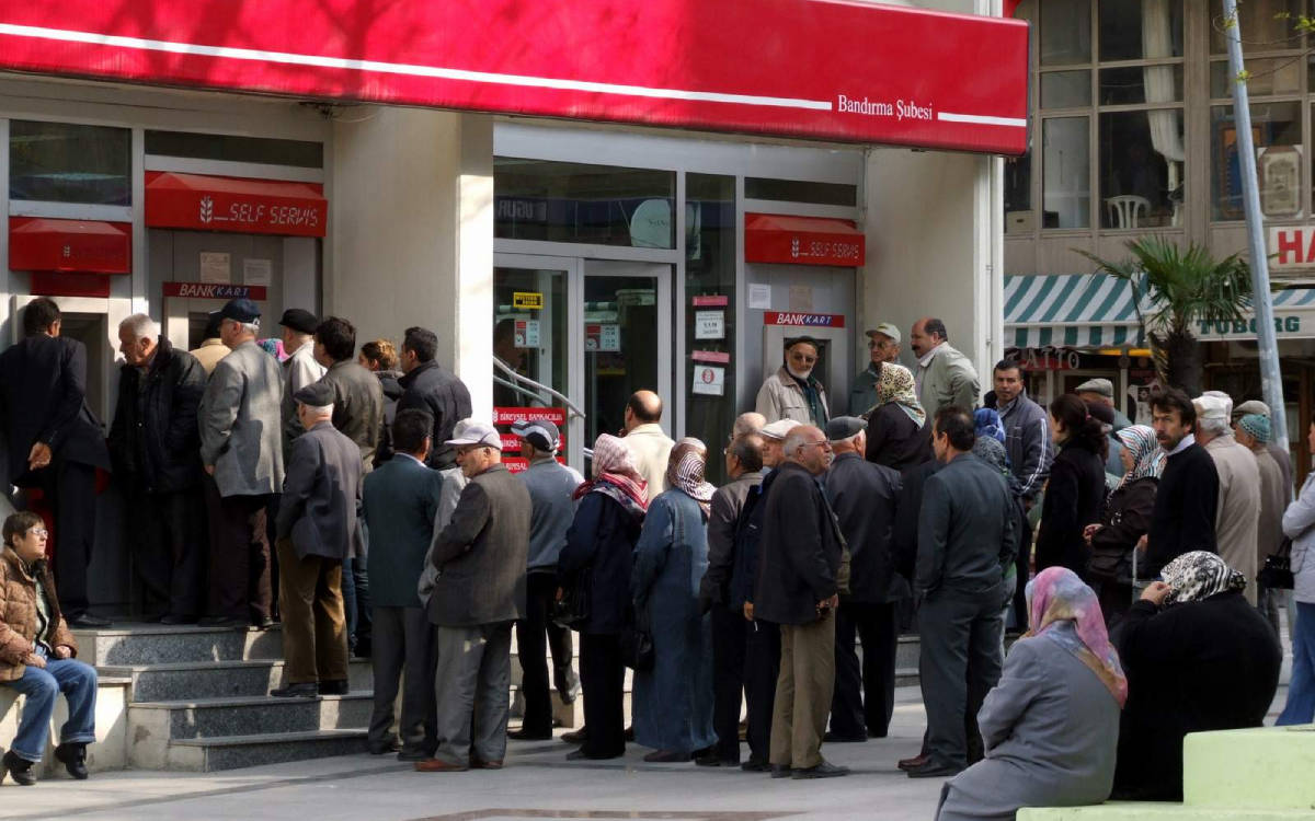 Bankalar tüketici kredisi nedeniyle emekli maaşına artık bloke koyabilecek