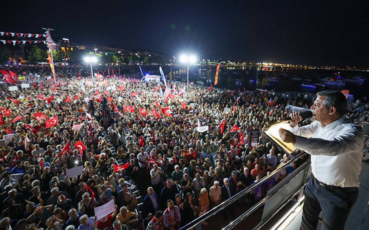 Özgür Özel Tuzla'da: "Bir santim eğilirsek bu millete diz çöktürecekler, ant olsun çökmeyeceğiz"