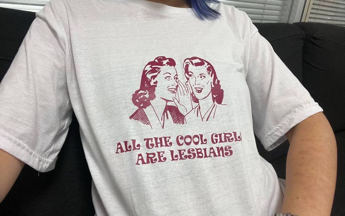 İstanbul Adliyesi'nde polis bir kişiyi tişörtündeki 'lezbiyen' yazısı nedeniyle alıkoydu