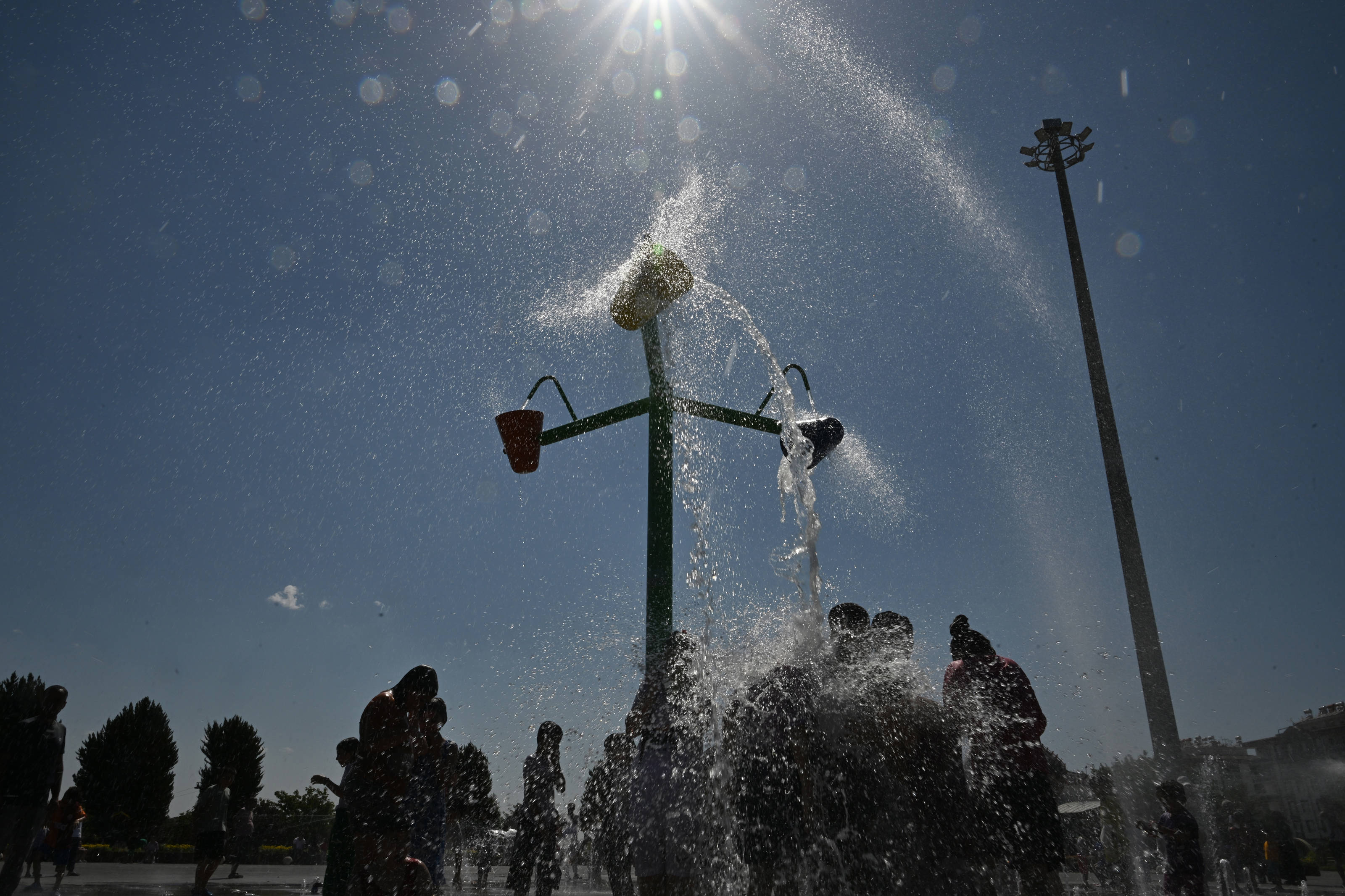 Heatwave pushes temperatures above 40°C in 24 provinces