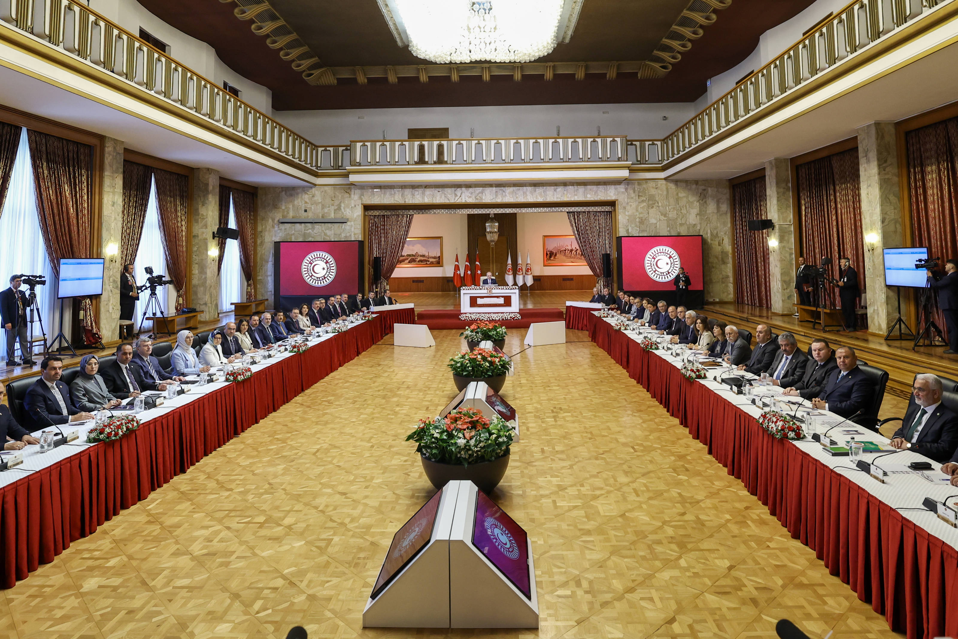 Çözüm komisyonuna hangi kurum ve isimler davet edildi?