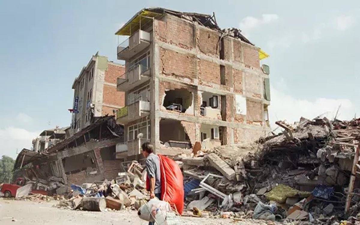 17 Ağustos depreminin 26’ncı yılında ‘sessiz’ yürüyüş