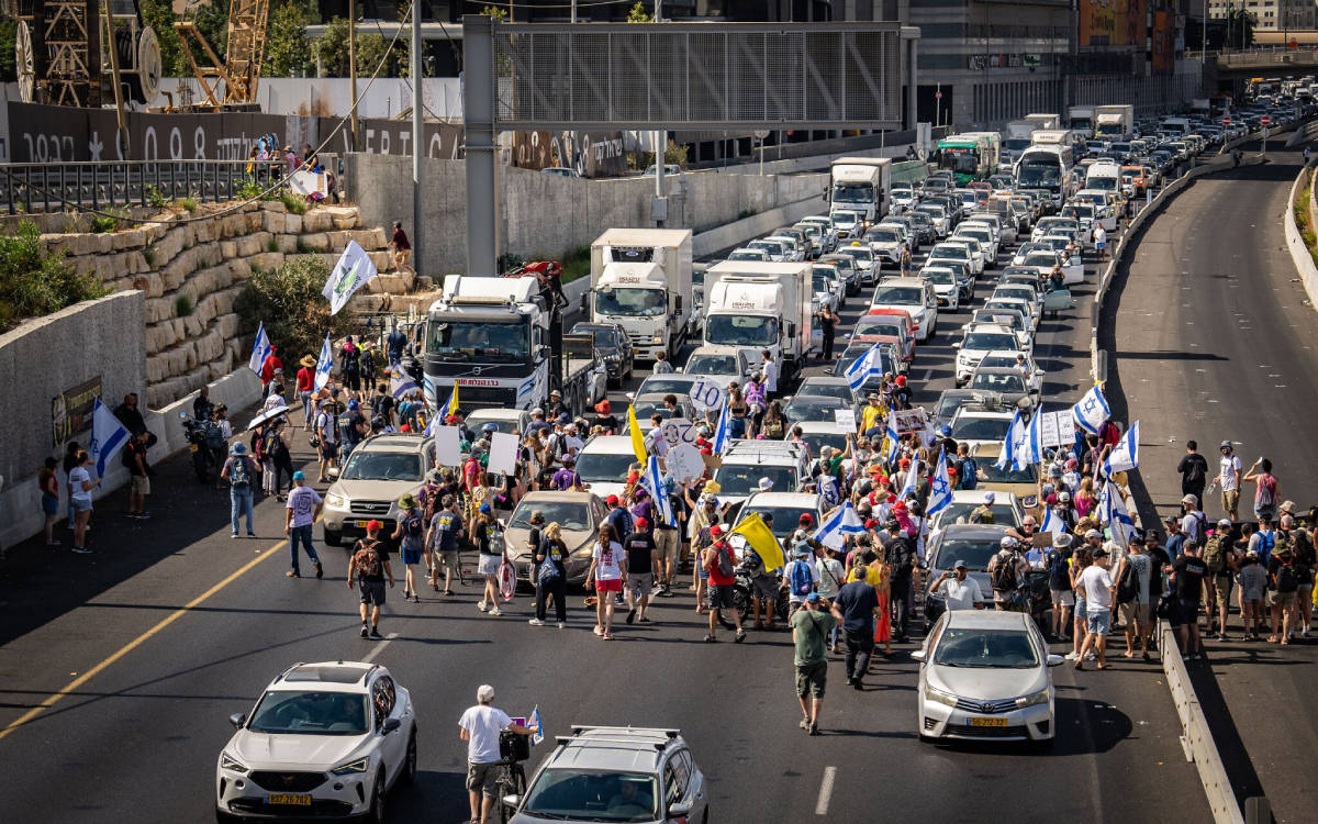 İsrailliler Netanyahu'nun Gazze'yi işgal kararına karşı, esir takası anlaşması talebiyle genel greve gitti