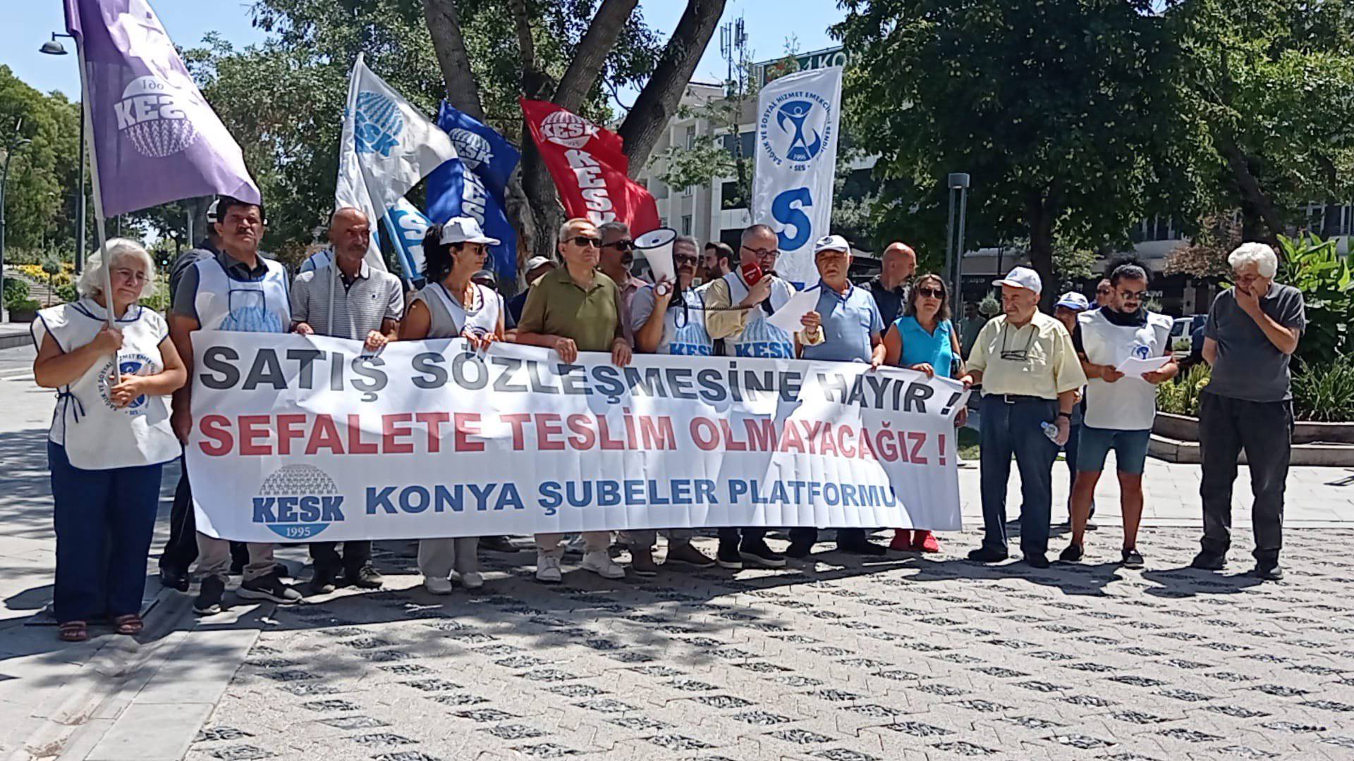 Public employees halt work across Turkey amid stalled wage negotiations