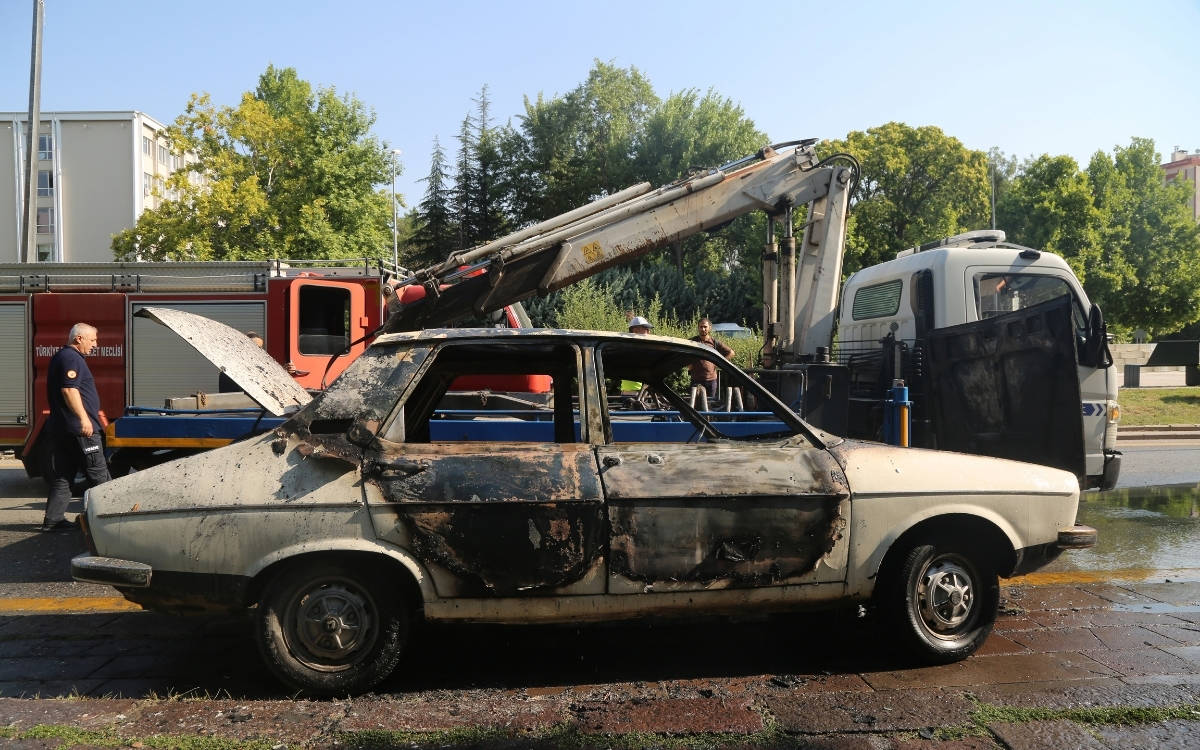Meclis önünde 'beyaz Toros' yakıldı