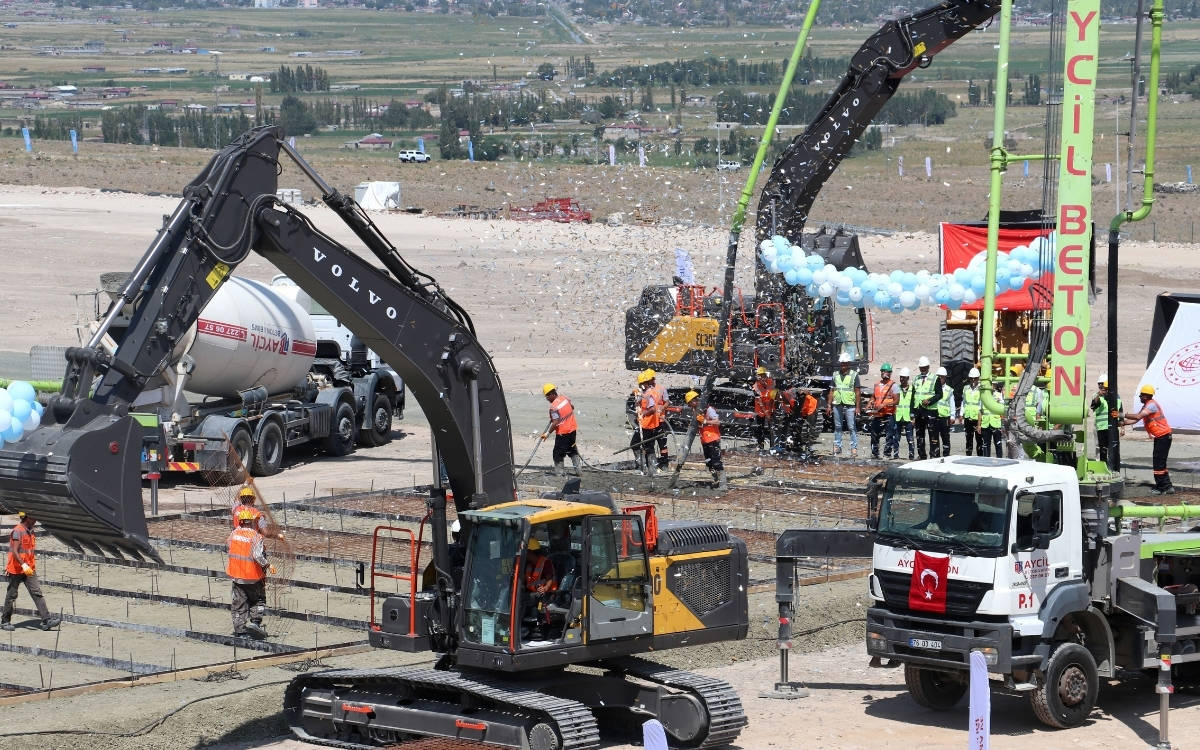 Kars-Iğdır-Aralık-Dilucu demiryolu hattının temeli atıldı