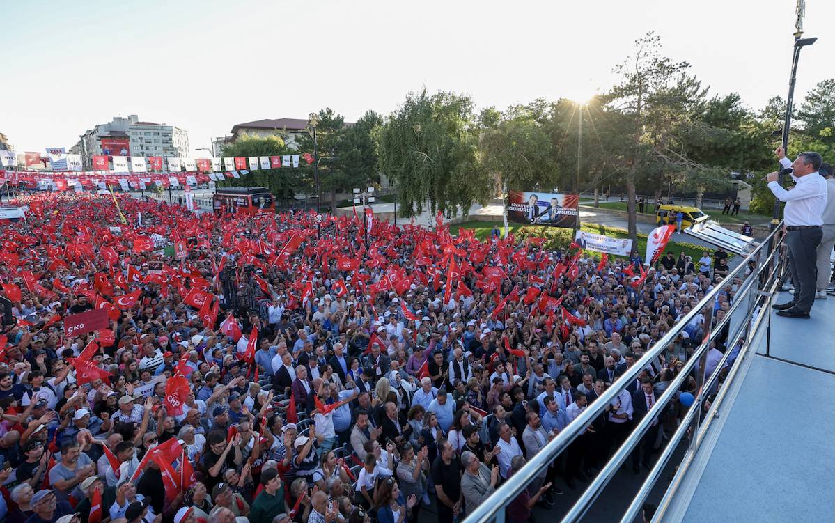 Özgür Özel onbinlerce kişiye seslendi: "CHP İktidarında Sivas'ı ayağa kaldıracağız"