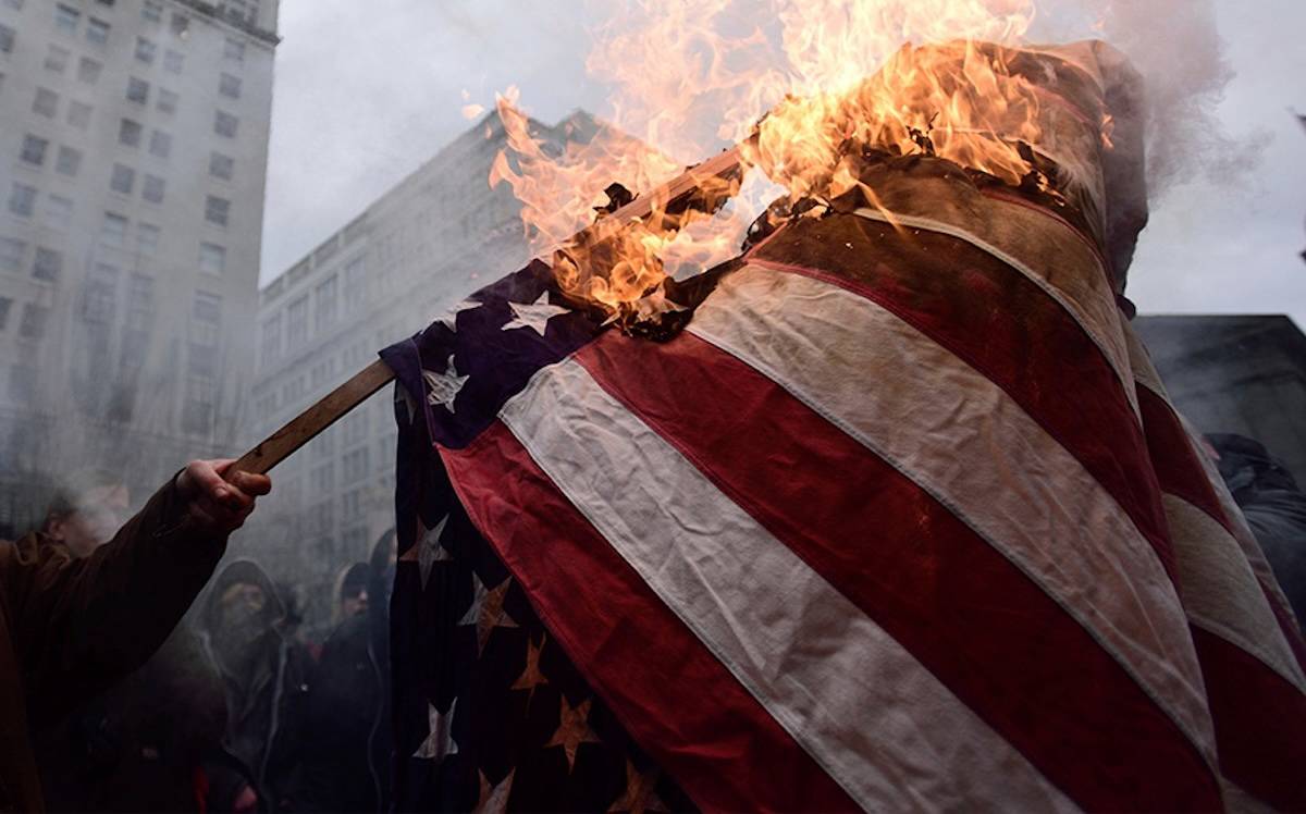 Trump Anayasal özgürlüğü kısıtlayan kararnamesiyle bayrak yakmayı suç haline getirdi
