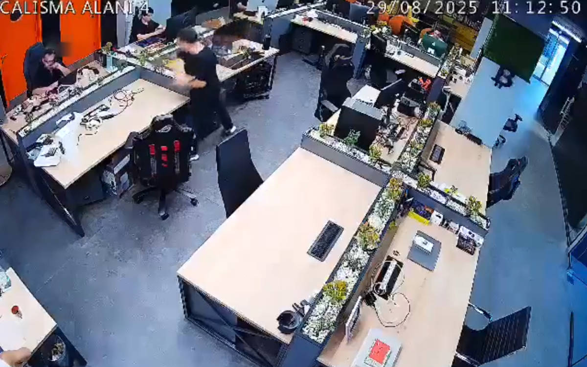 ShiftDelete'nin sahibi Hakkı Alkan, çalışanına saksı fırlattı