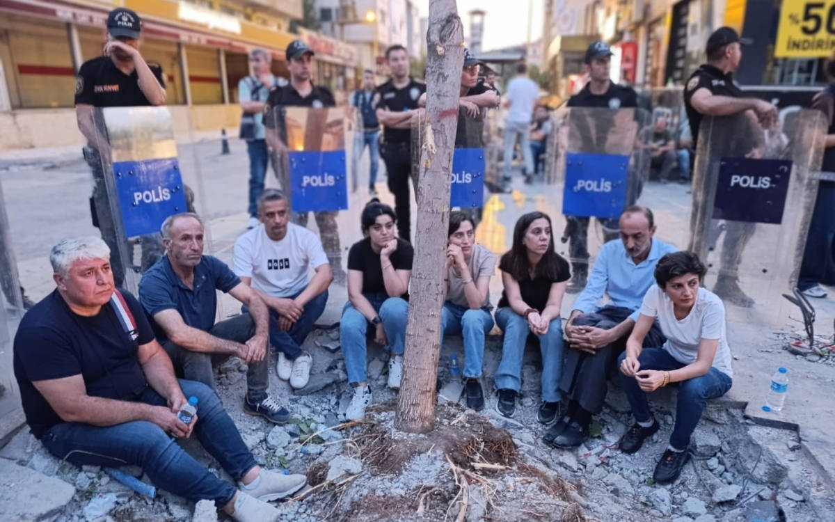 Kayyım atanan Batman Belediyesi, ağaçları kesti