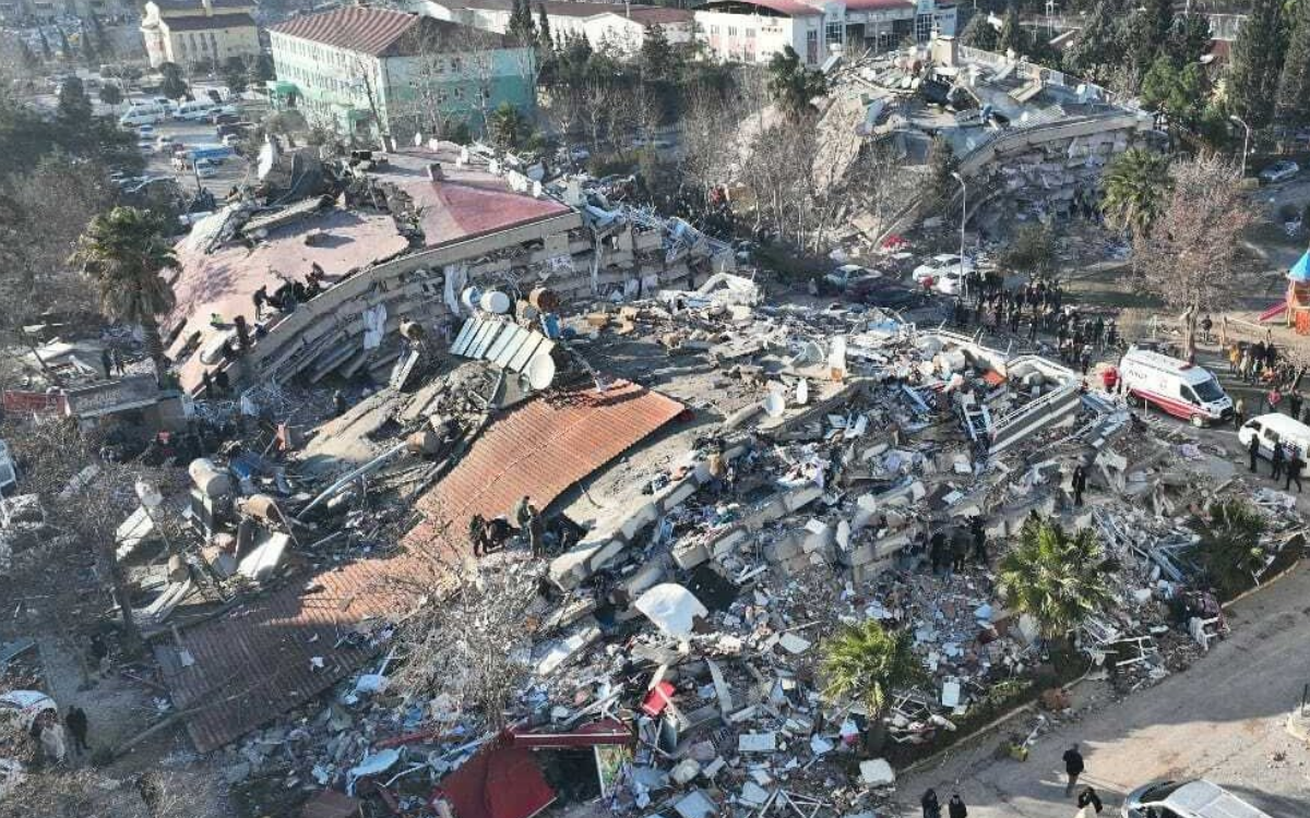 Depremde yıkılan Hacı Ömer Apartmanı'yla ilgili 10 kamu görevlisine dava