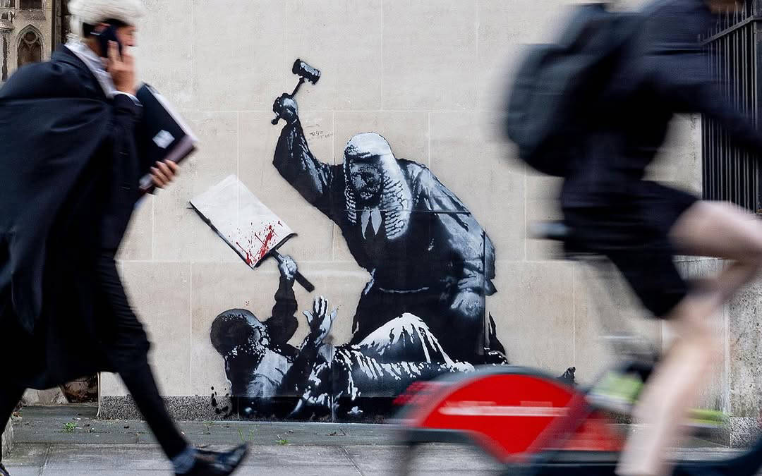 Banksy’den Londra’da mahkeme duvarına yeni mural