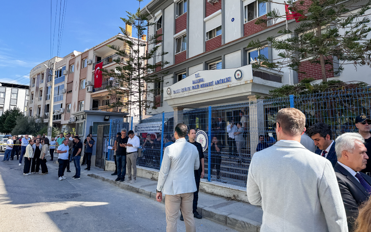 İzmir'de karakola silahlı saldırı: İki polis hayatını kaybetti, biri ise ağır yaralı