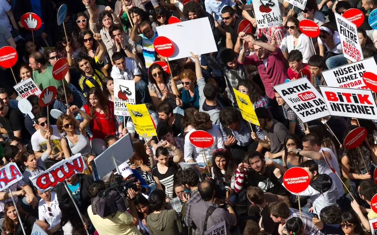 Dünya ifade özgürlüğü kuruluşları Türkiye'yi protestolarda iletişim kısıtlamasına son vermeye çağırdı