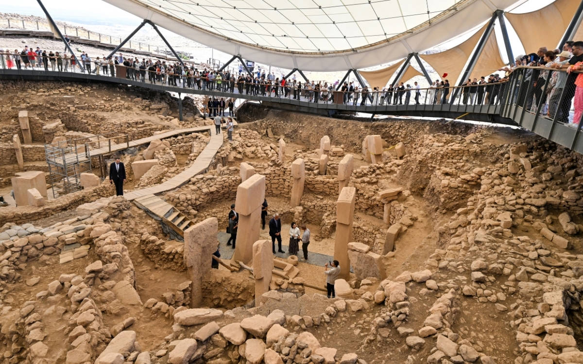 Göbeklitepe’de duvarın içerisine yerleştirilmiş insan heykeli bulundu