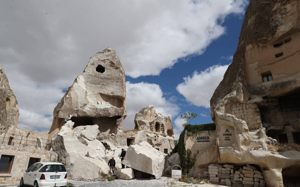 Nevşehir’de peribacasının bir bölümü çöktü
