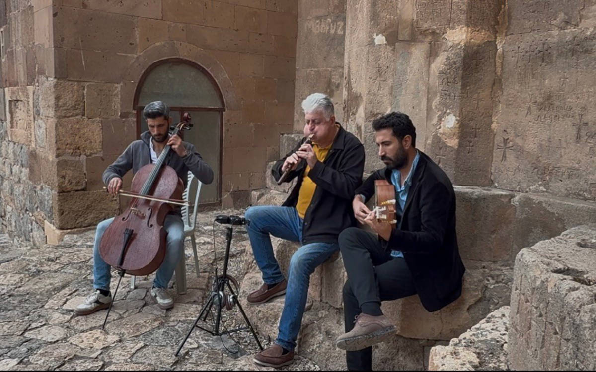 Dengê dûdûka Suren Aseduryan û Dêra Ahtamarayê