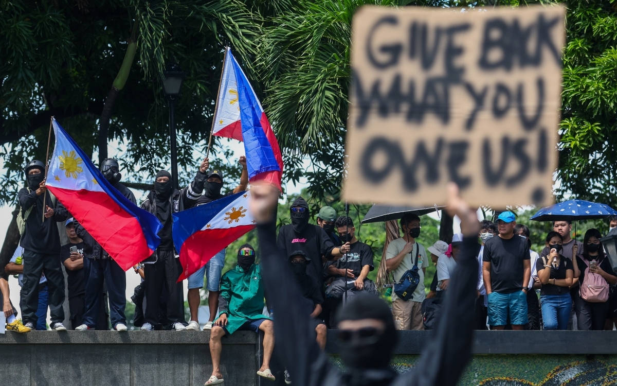 Filipinler’de sel kontrol projelerindeki yolsuzluğu protesto eden 216 kişi gözaltına alındı