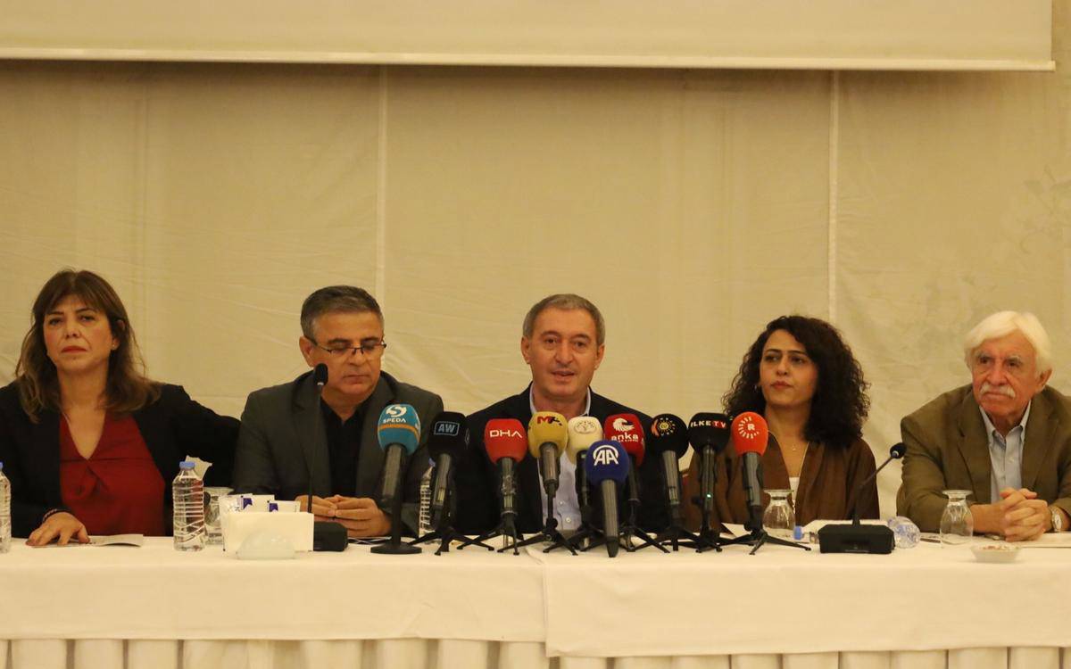 Bakırhan: Artık Meclis dinlemeleri bırakmalı, barış yasalarını gündeme almalı