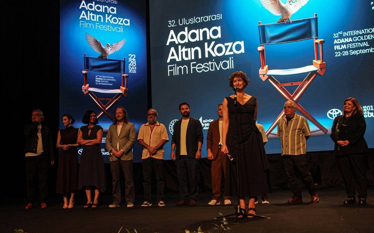 Pelin Esmer'in “O da Bir Şey mi?” filmi Altın Koza’dan 8 ödülle ayrıldı