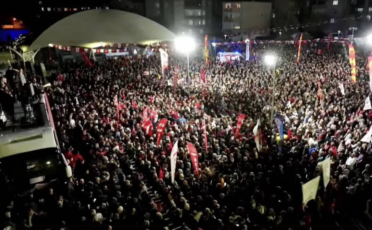 Özgür Özel Küçükçekmece'den seslendi