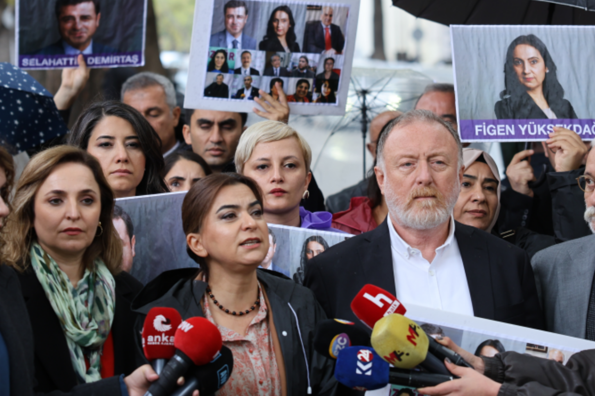 DEM Parti'den Adalet Bakanlığı önünde 'Demirtaş' tepkisi: Hükümet manipülasyon yapmaya çalışıyor