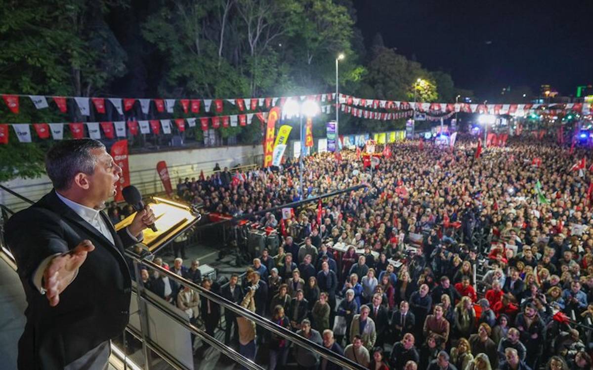 Özgür Özel "200. kara gece"de Şişli'den seslendi: "Biz durursak bu milletin üstünden geçecekler"