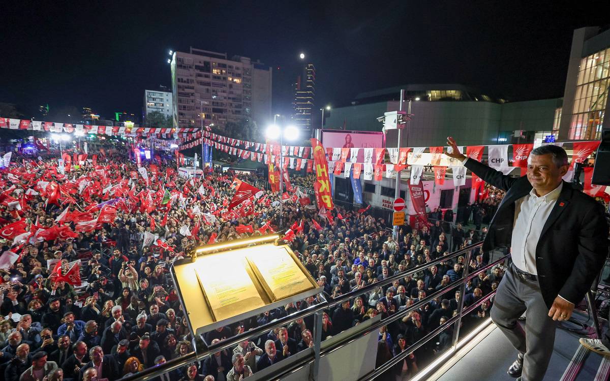 Opposition leader Özgür Özel addressed İstanbul crowds at the ‘200th Black Night’ event