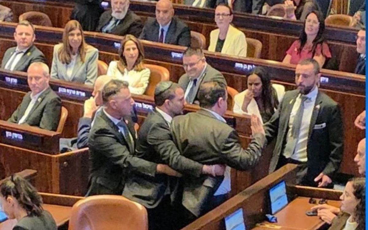 İsrail Meclisi'nde Trump'ı protesto eden vekillere müdahale