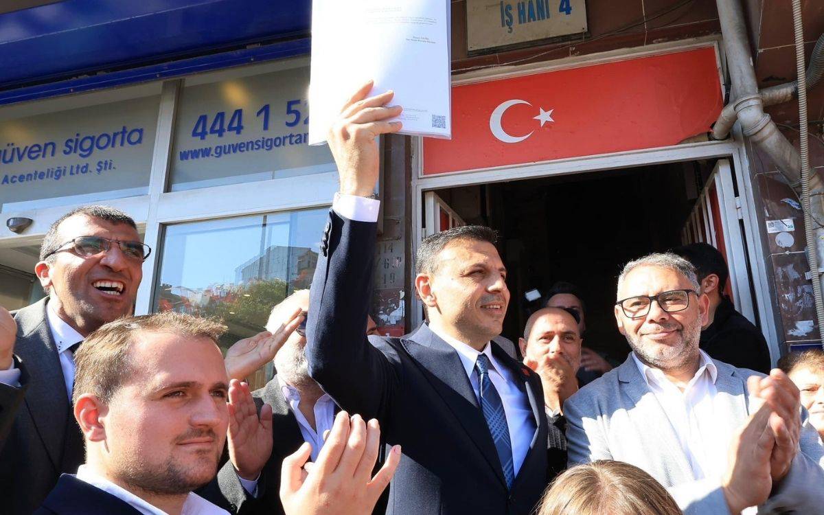 Bir ayda ikinci kez: Özgür Çelik yeniden mazbatasını aldı