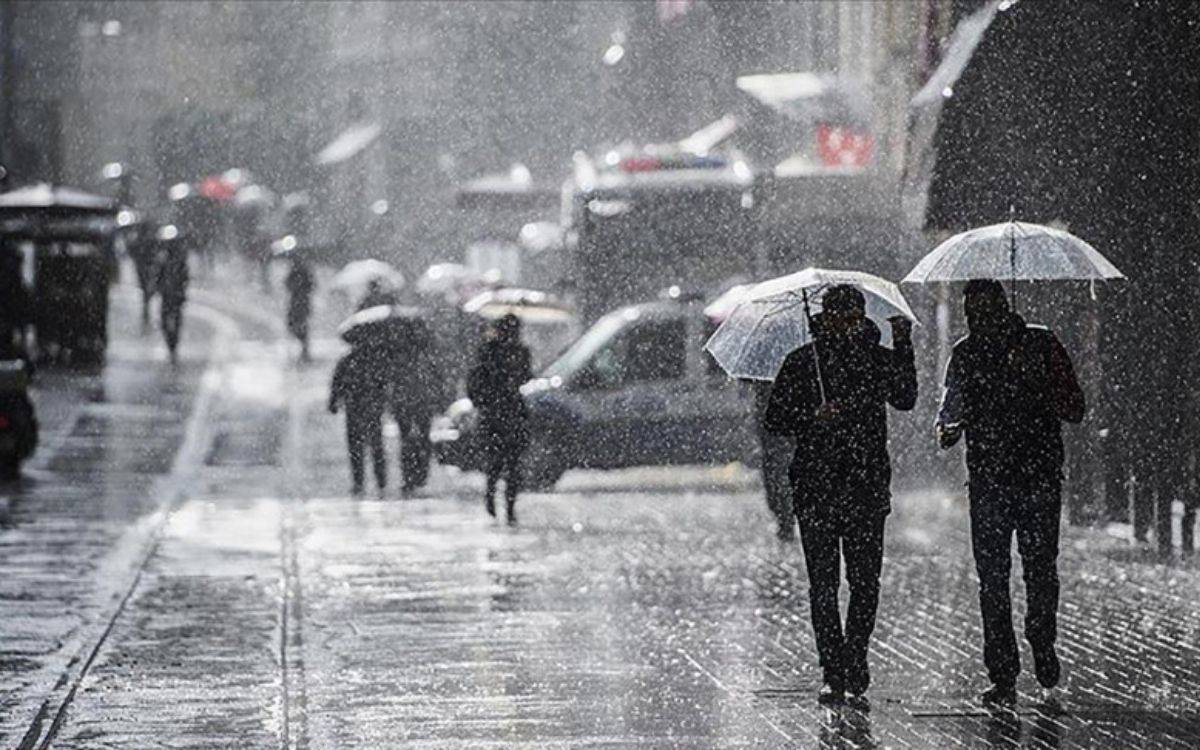 İstanbul Valiliği: Sağanak yağış nedeniyle okullarda eğitim 16.00’dan itibaren tatil edildi