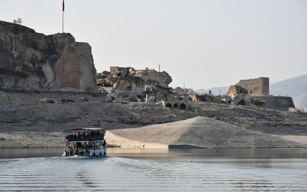 Sular altında bırakılan Hasankeyf’te ‘tekne turu’