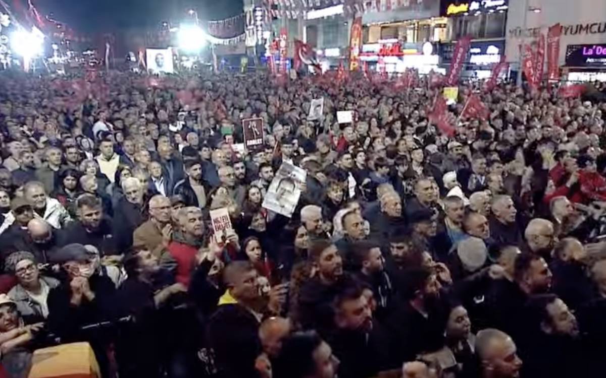 Özgür Özel Sultanbeyli'den seslendi: "Parti kapatmak darbecilerin işi değil mi?"