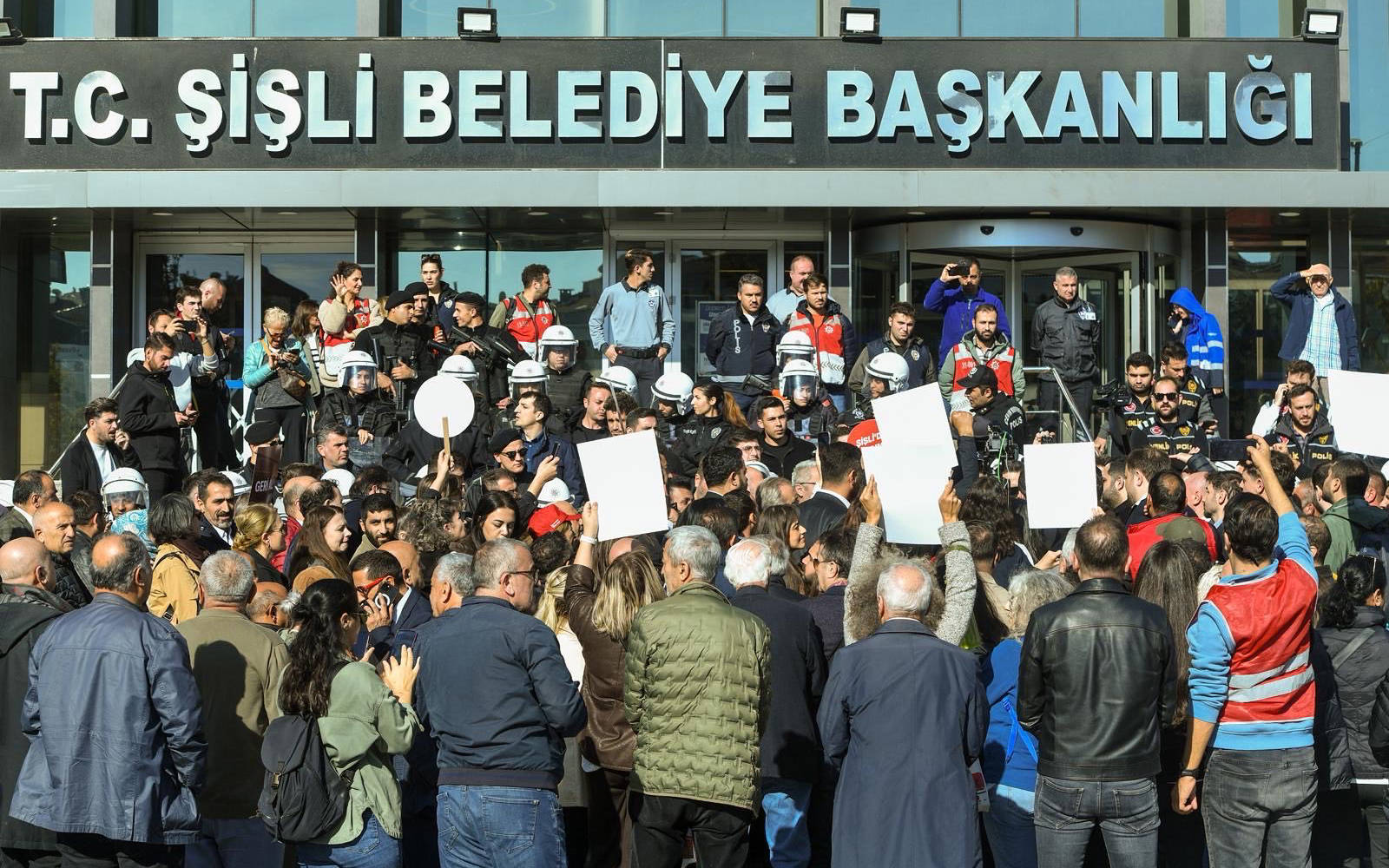 Şişli kayyımı 9 işçiyi işten çıkardı, işçiler belediye önünde eylem yaptı