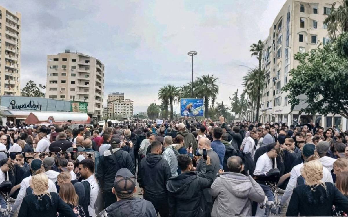 Binlerce Alevi Suriye'de Ahmet eş-Şara rejiminin ayrımcılığına karşı sokakta