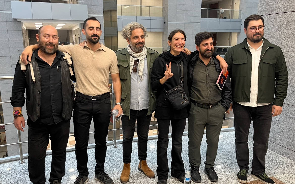 Adliyeye girişlerin engellendiği duruşmada gazeteciler beraat etti