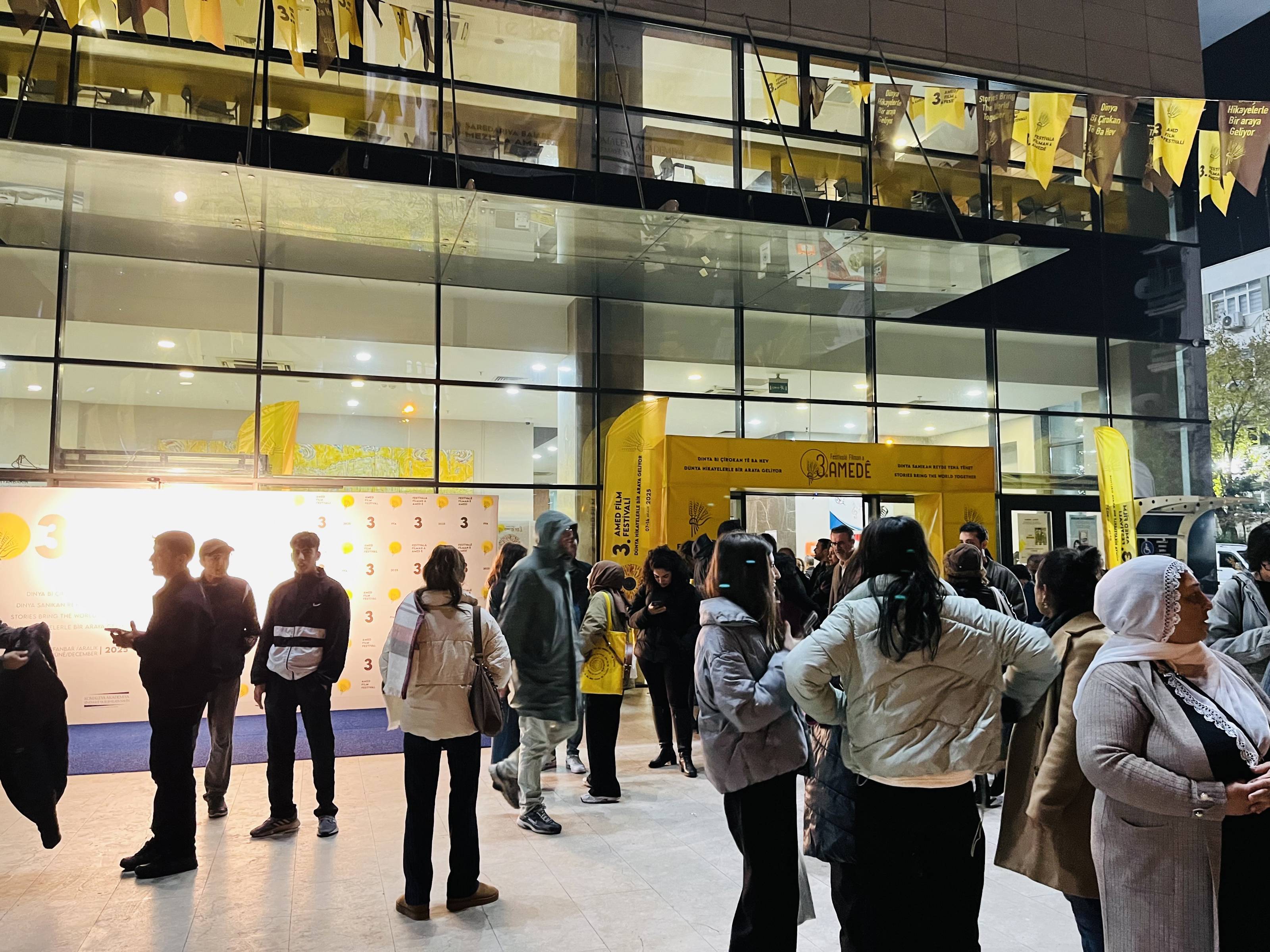 “Dinya bi çîrokan tê ba hev”*