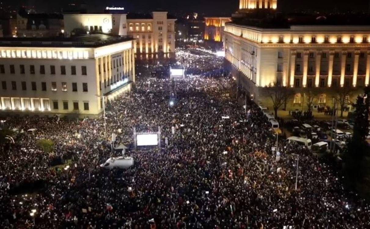 Bulgaristan: Halk sokaklara döküldü, hükümet istifa etti