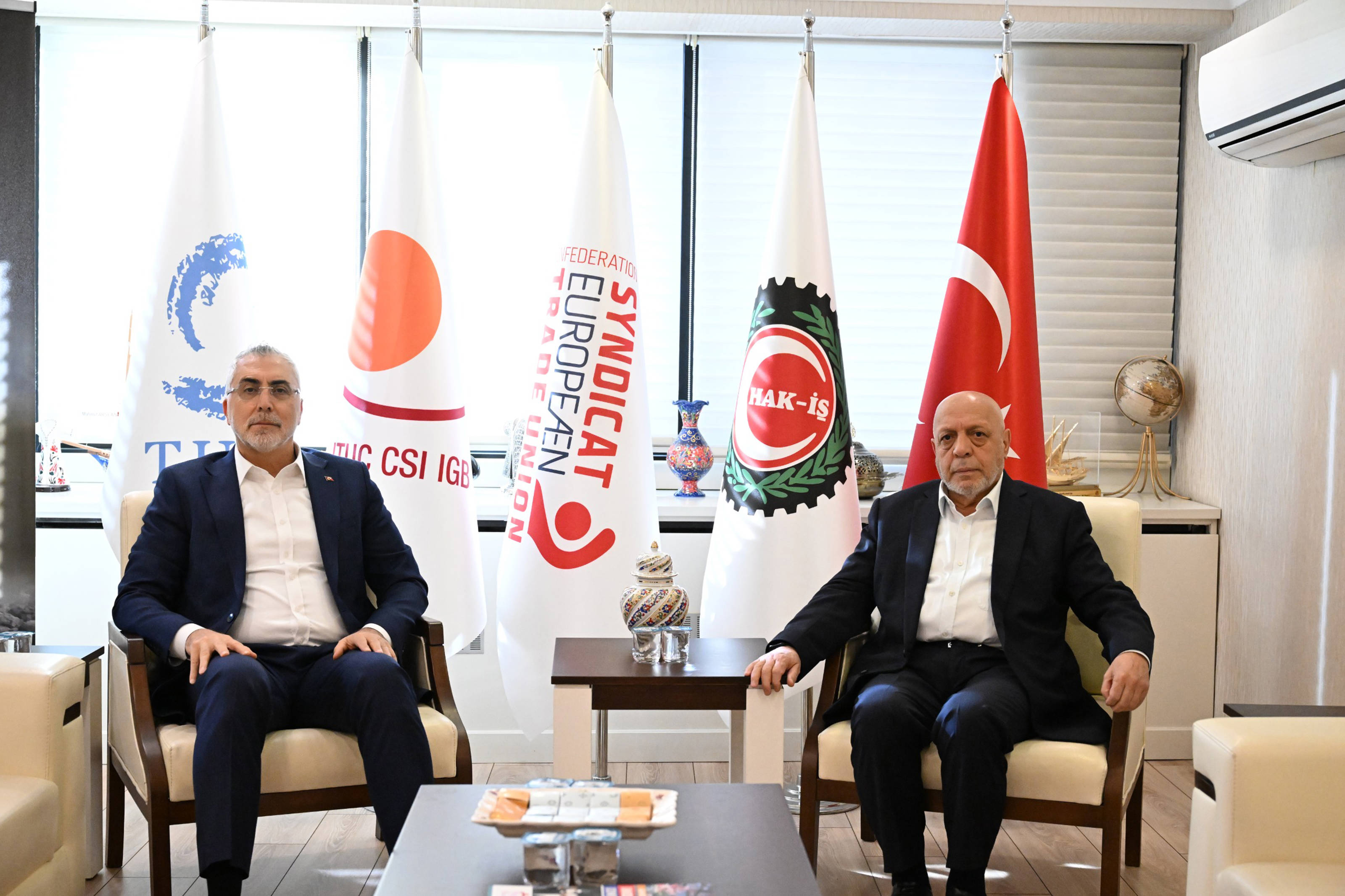 Turkey announces 27% minimum wage hike for 2026