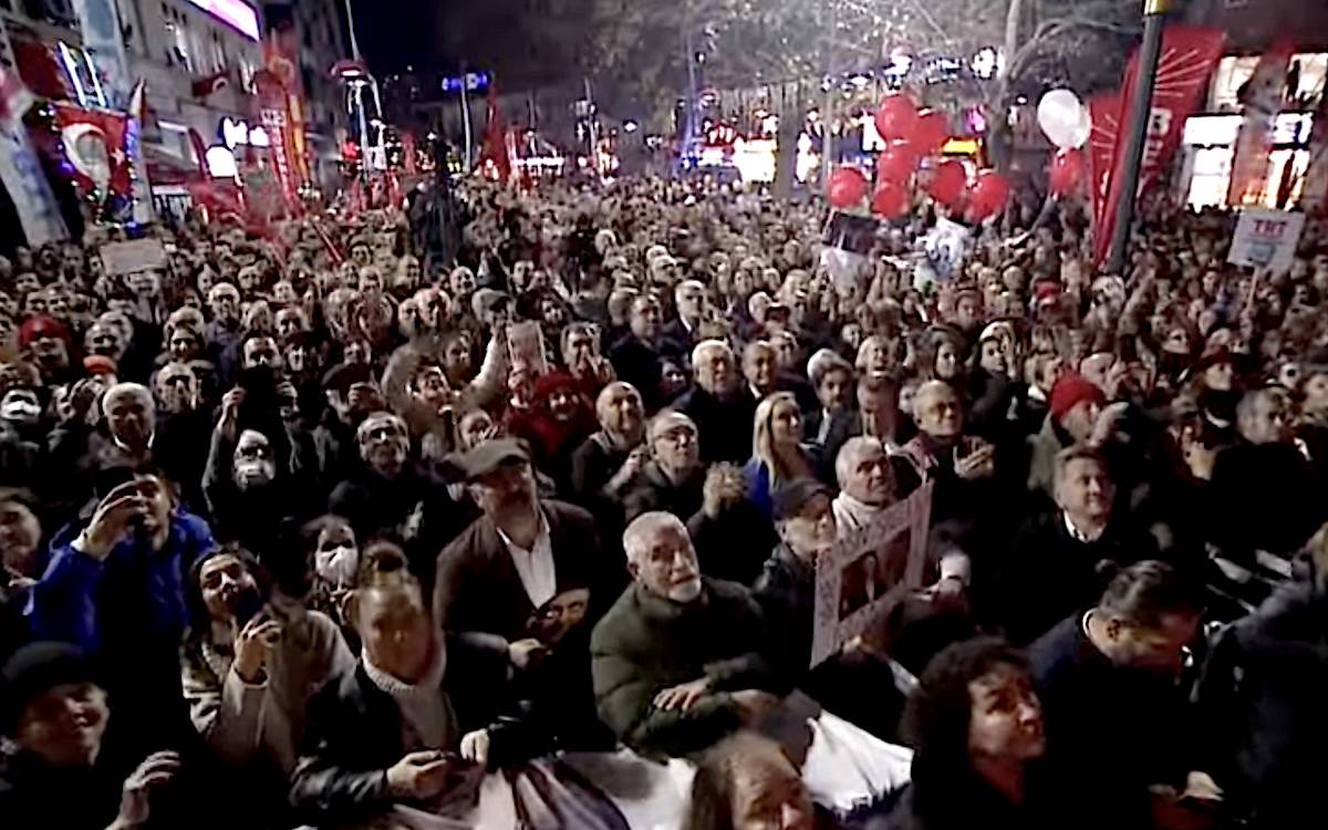 Özgür Özel Kağıthane'den sesleniyor: "Hak, Hukuk, Adalet"