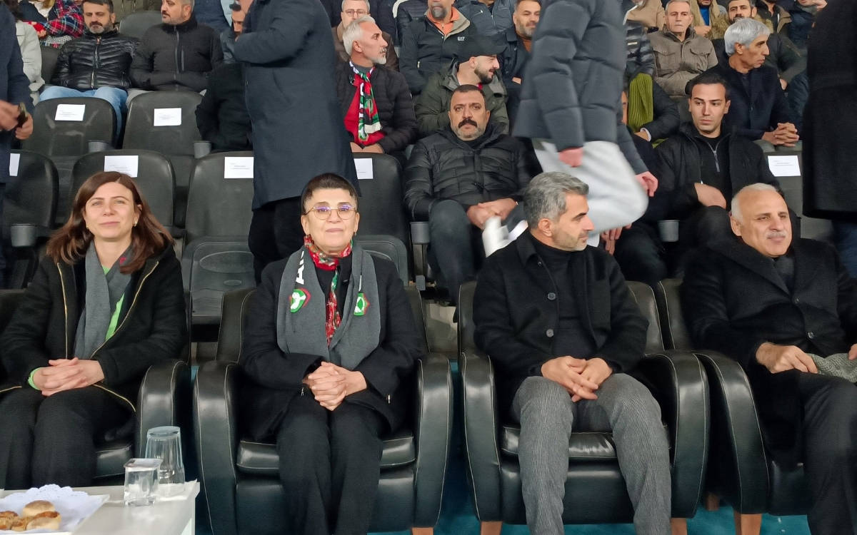 Leyla Zana’ya yönelik ırkçı ve cinsiyetçi saldırılara tribünlerden yanıt