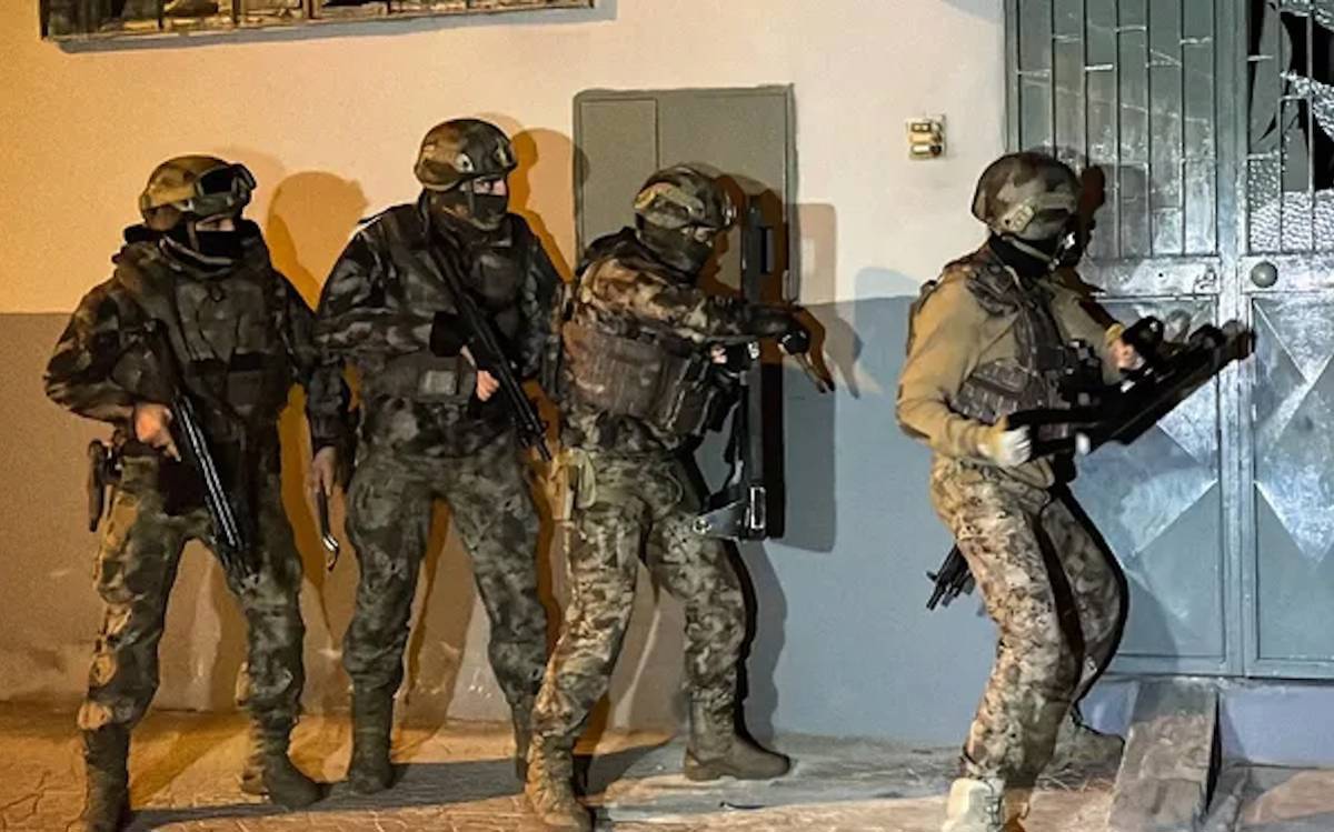 Seven officers wounded during raid on ISIS cell in Turkey's northwest